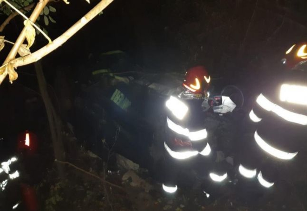 Misiune de salvare în miez de noapte pentru pompieri: persoană căzută într-o râpă adâncă de 20 de metri în comuna Roșiești!
