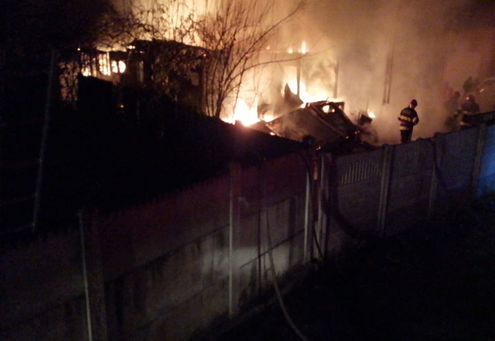 VIDEO. Incendiu la o vopsitorie auto din Craiova. Două mașini au ars, alte șase sunt în pericol