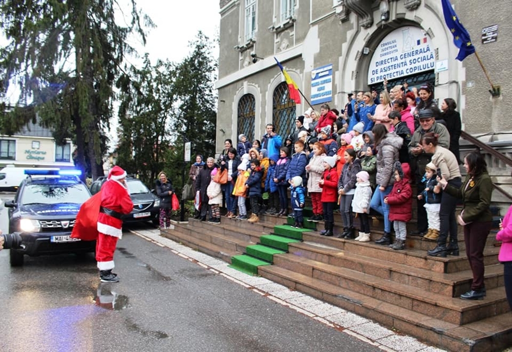 Moș Crăciun ajunge peste tot. Însoțit de jandarmi a poposit la DGASPC Dâmbovița