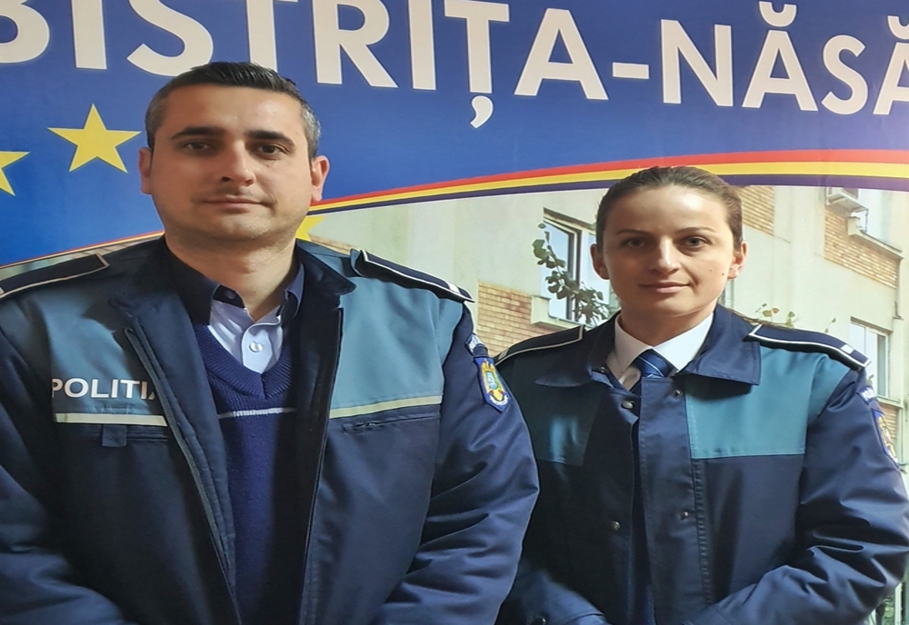 Doi polițiști din Bistrița-Năsăud au salvat o familie dintr-un incendiu! Au văzut flăcările pe când se aflau în patrulare și au acționat rapid