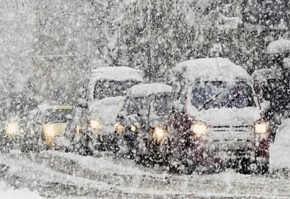 VIDEO| Viscol și ninsoare pe mai multe drumuri naționale