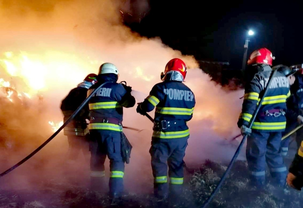 Arad: AUDIO FOTO Weekend cu 66 de misiuni pentru salvatorii din cadrul ISU Arad. În incendii au ars case și 1.000 de baloți de paie