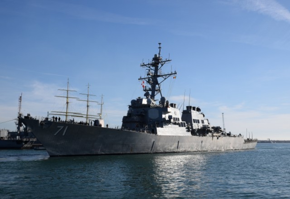 Navă militară americană în portul Constanța