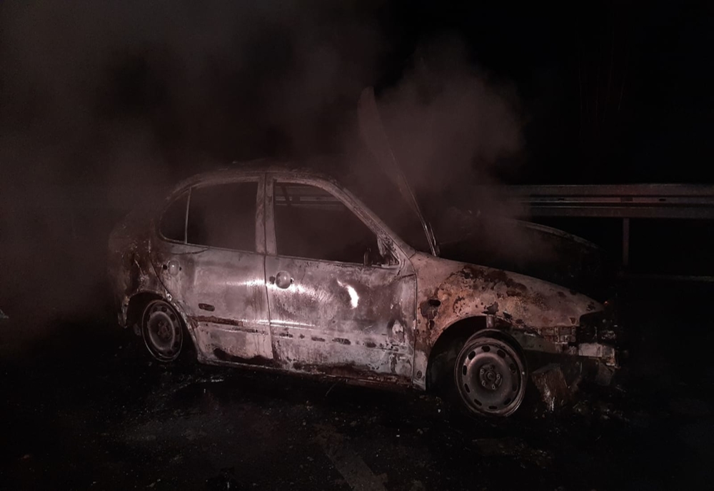 Un autoturism a ars complet într-o parcare din apropierea Bârladului