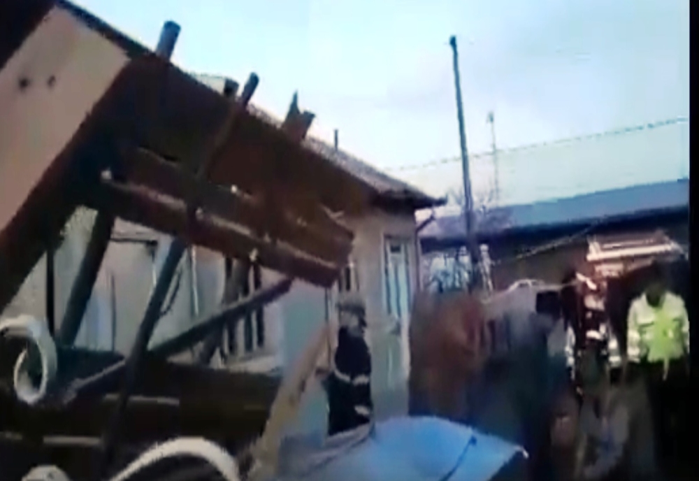 VIDEO – O EXPLOZIE a distrus o casă, în Olt. O femeie a ajuns la spital