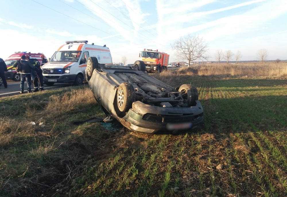 Accident spectaculos la Ilfoveni (DN71). Trei răniți după ce o mașină s-a răsturnat pe câmp
