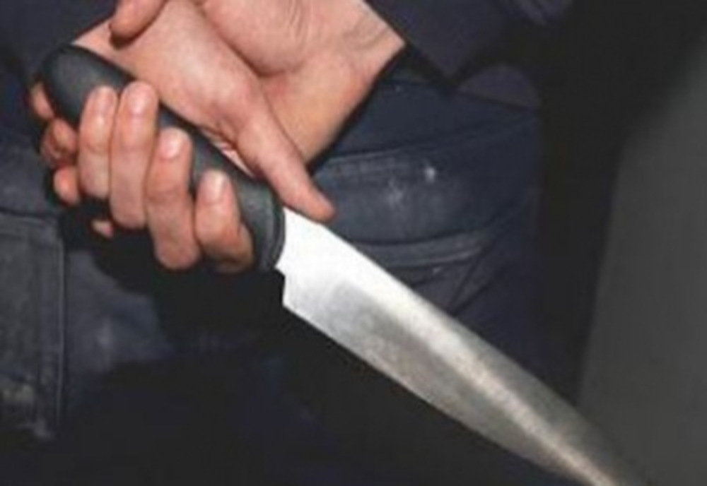Judecătorii ieșeni au respins judecarea în libertate a bărbatului acuzat că a înfipt un cuțit în capul unui bărbat