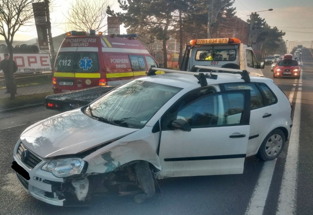 Doi bătrâni din Bistrița, la spital, după ce mașina lor a ajuns într-un stâlp