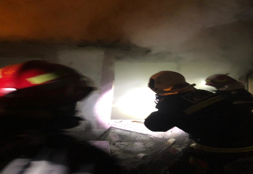 FOTO VIDEO| Alertă la pompieri. Casă în flăcări la Constanța