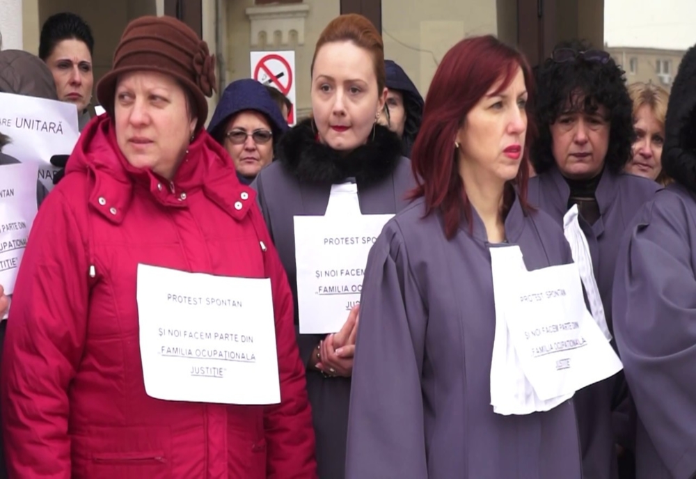 Zeci de grefieri din Giurgiu au protestat față de eliminarea pensiilor speciale