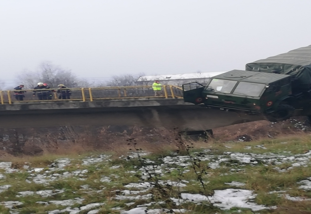 Foto: Camion al Brigăzii 31 Mecanizată Bistrița, la un pas de tragedie, pe un pod din Dej!