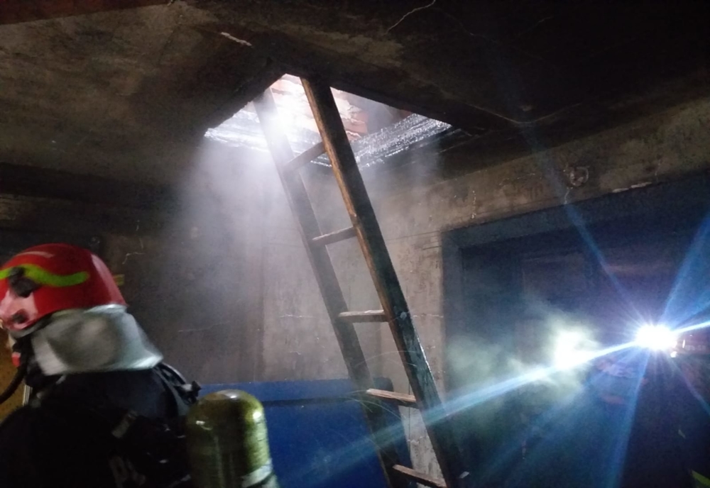 Incendiu la o casă din Costești din cauza coșului de fum