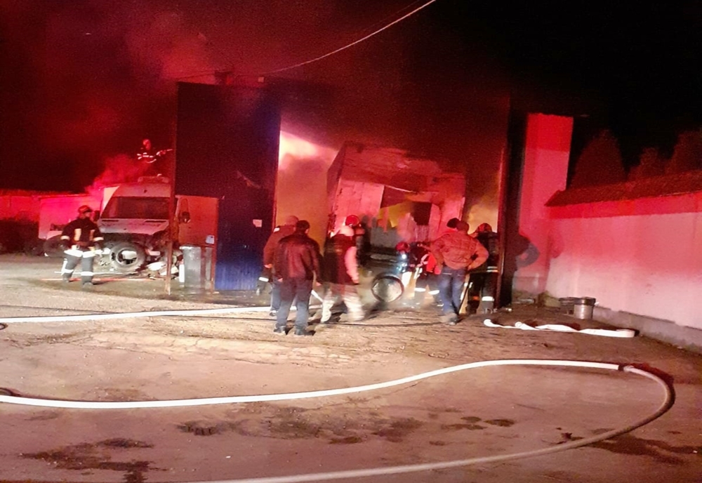 Incendiu la Orheiul Bistriței! O hală și un camion frigorific, afectate de flăcări