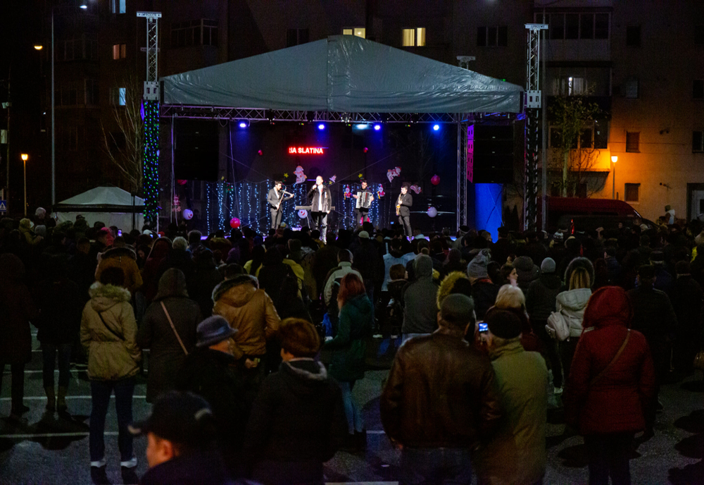 Sute de slătineni la concertul susţinut de Dinu Iancu Sălăjanu în Târgul de Crăciun din Slatina