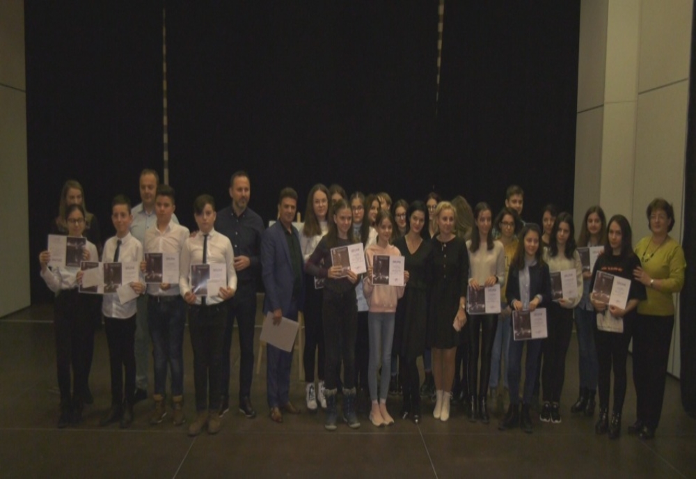 Mai mulţi elevi din Slatina, premiaţi de primărie în cadrul unui concurs dedicat lui Eugen Ionescu