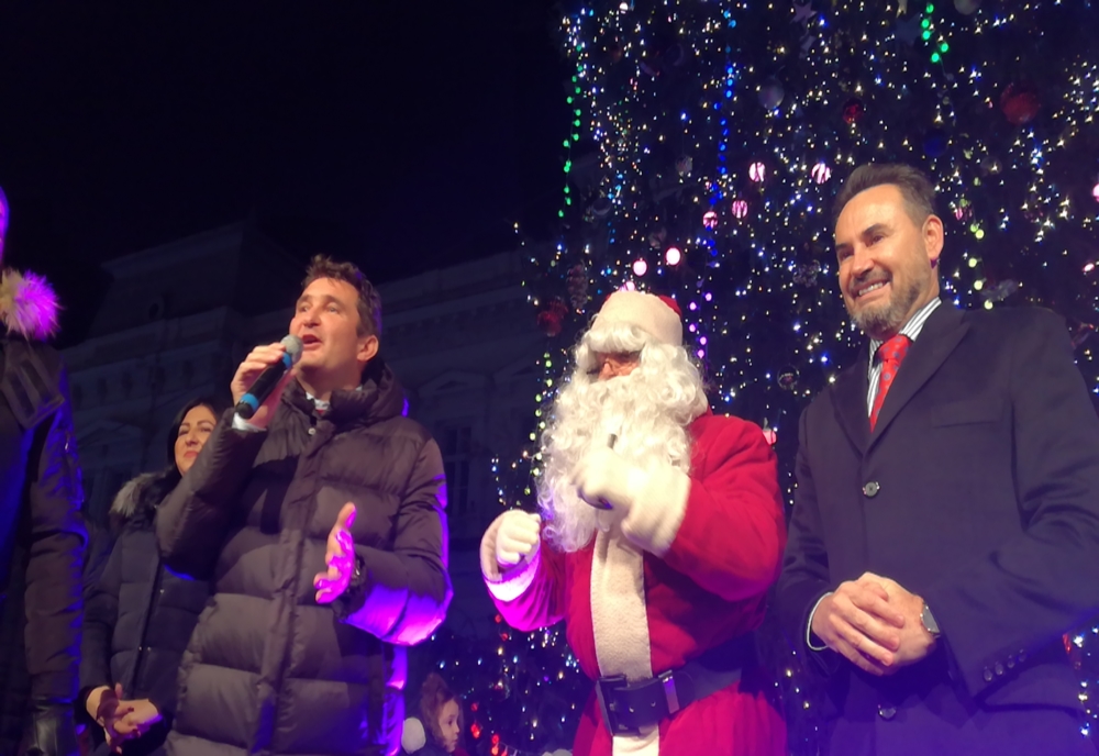 Arad: FOTO VIDEO AUDIO Momentul aprinderii miilor de luminițe din bradul de Crăciun și venirea lui Moș Nicolae, în centrul Aradului