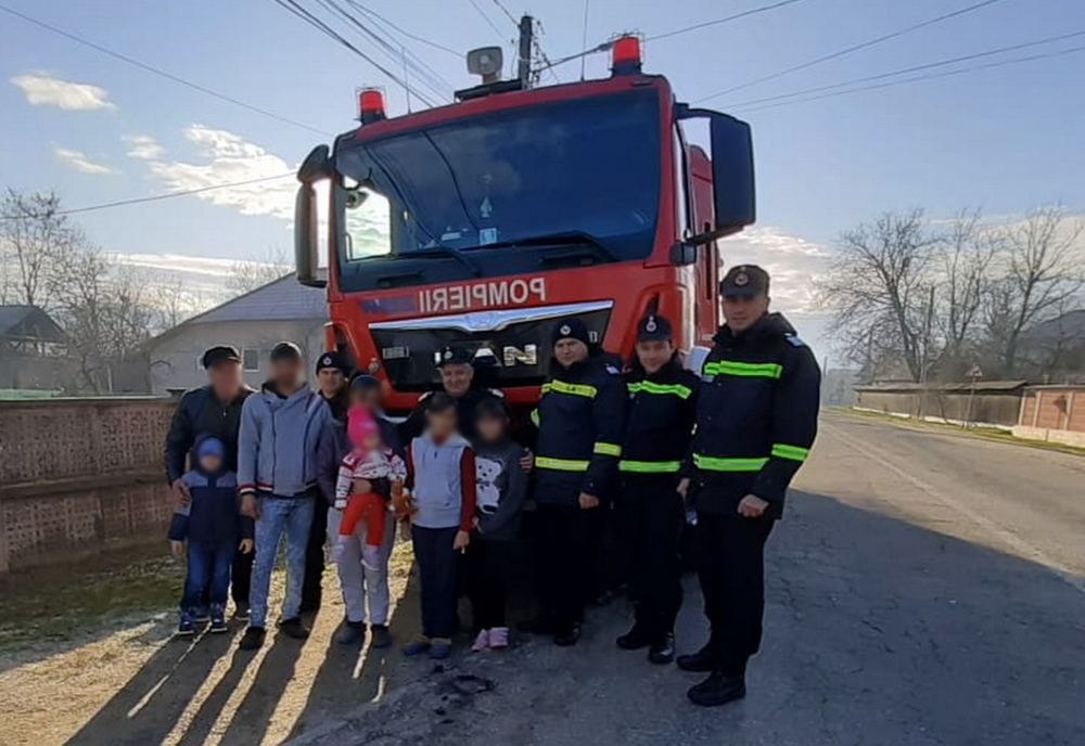 Acțiune umanitară a pompierilor dâmbovițeni. Trei copii din Tătărani au motive să zâmbească, din nou