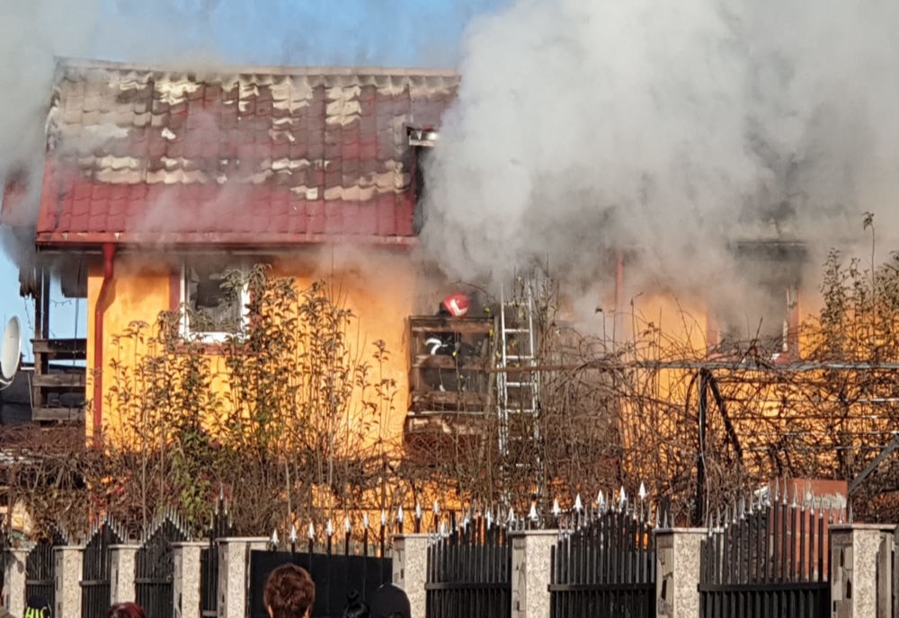 Update-Video| Incendiu puternic la o locuință din Conțești, județul Dâmbovița. Pompierii se luptă cu flăcările