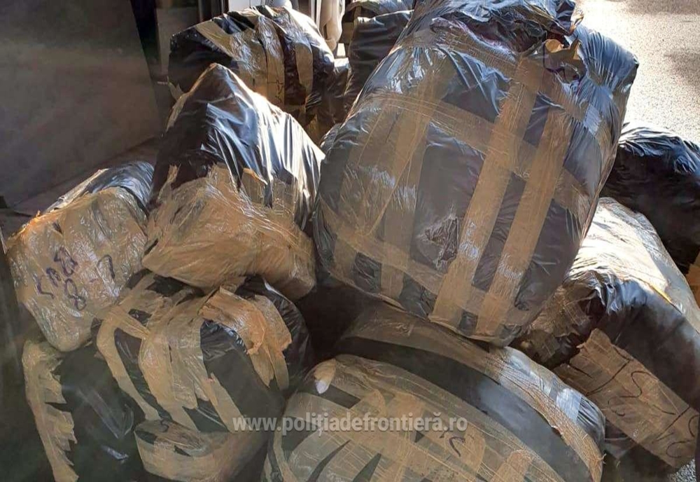 Mii de textile, încălţăminte şi parfumuri contrafăcute, descoperite de polițiștii de frontieră de la Giurgiu