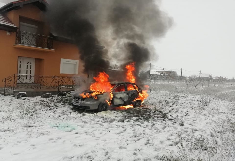 O mașină s-a făcut scrum într-un incendiu