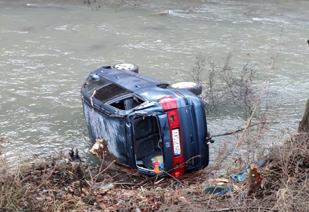 FOTO: Două accidente rutiere, la interval scurt de timp unul de altul, pe DN 17 D, la intrare în Ilva Mică! Una dintre mașini a ajuns în râul Someș