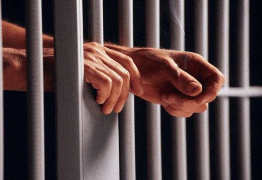 Condamnați la închisoare, săltați de polițiști și duși după gratii