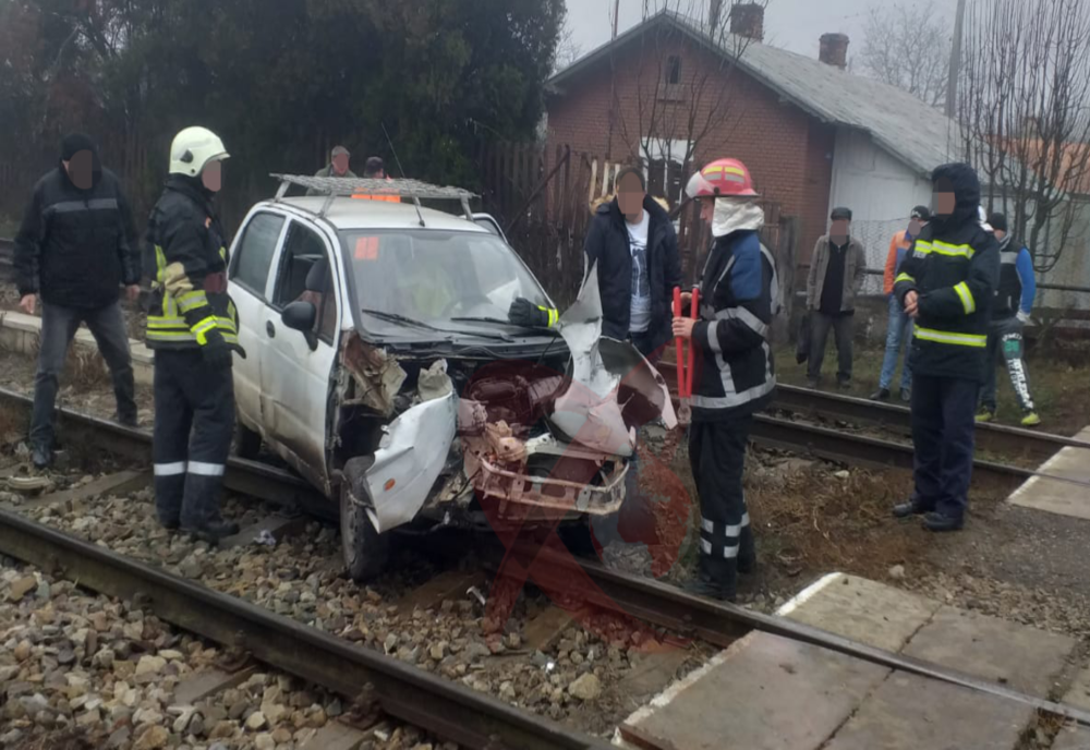 Un autoturism a fost lovit de tren în localitatea Rebricea – FOTO