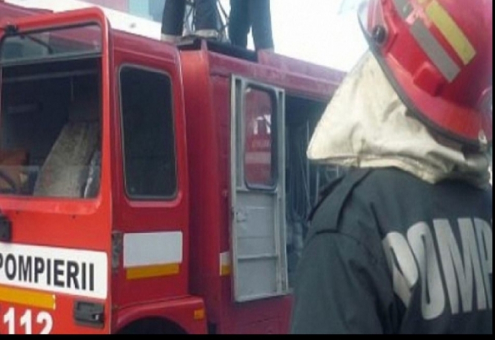 Un autoturism a fost distrus de flăcări în curtea unei firme din Păltinoasa