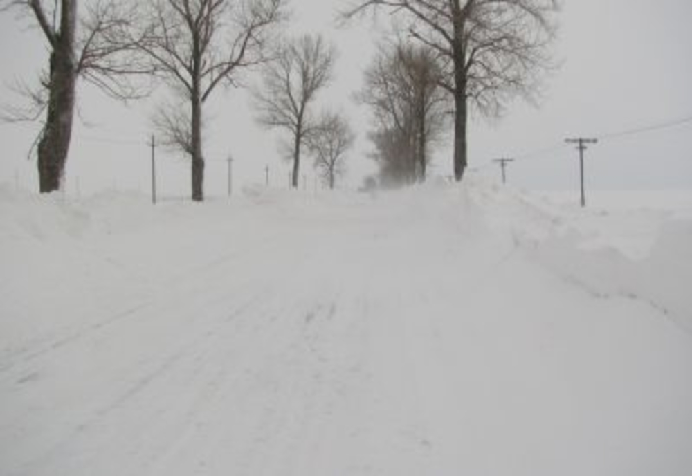 Atenție! Două drumuri județene sunt blocate din cauza zăpezii viscolite