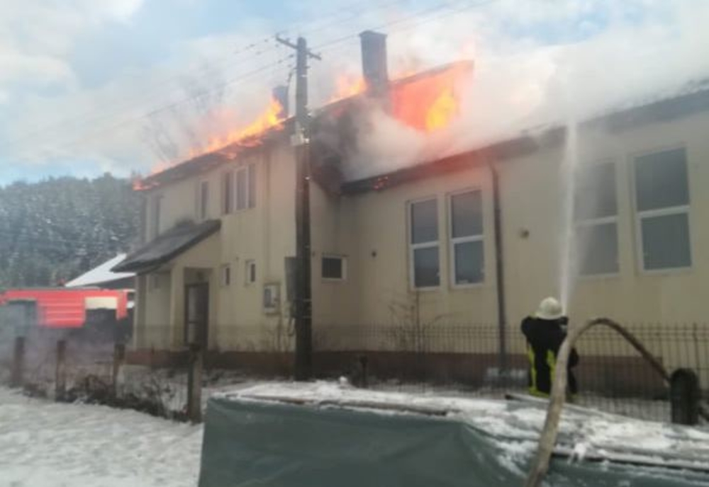 Incendiu la căminul cultural din Dornișoara FOTO