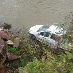 Urmărire ca-n filme în Vrancea. Un șofer fără permis a plonjat cu mașina în râu pentru a scăpa de Poliție
