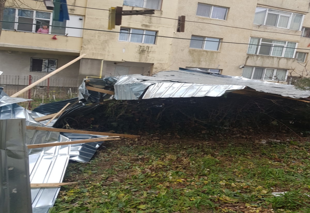 FOTO VIDEO| Acoperișul unui bloc a fost luat de vânt