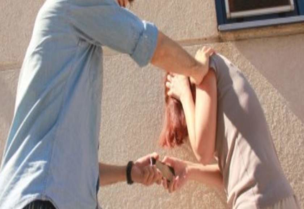 Un profesor din Iași și-a dat soția cu capul de pereți! Ce a hotărât instanța după decizia luată de nevastă