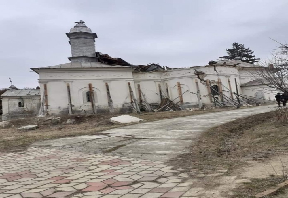 Mănăstirea Rătești, în colaps. Turla bisericii s-a dărâmat