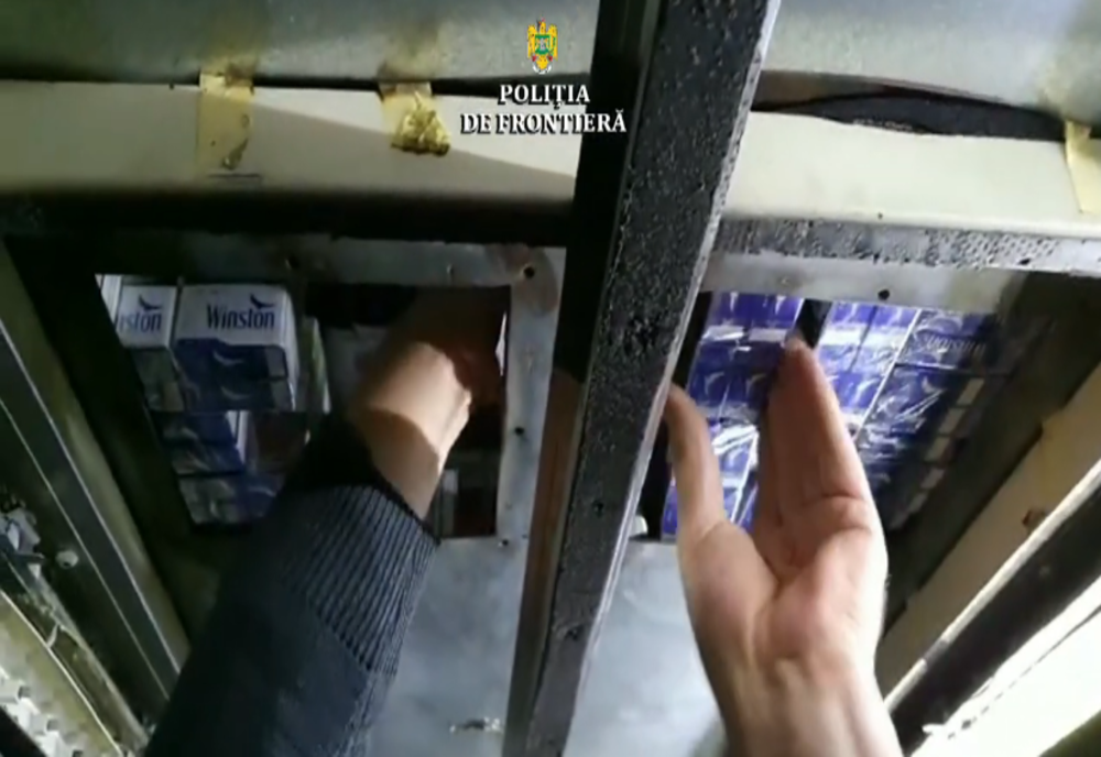 Autocar „capitonat” cu ţigări de contrabandă oprit la Albița – VIDEO
