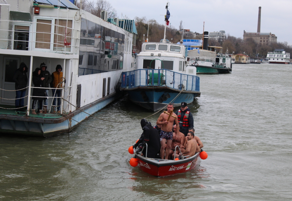 Un brăilean de 30 de ani a prins pentru a treia oară Crucea sfințită din apele Dunării
