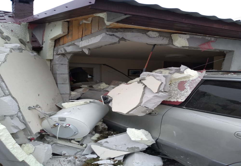 FOTO: O șoferiță de 18 ani din Bistrița-Năsăud a făcut praf aripa unui imobil