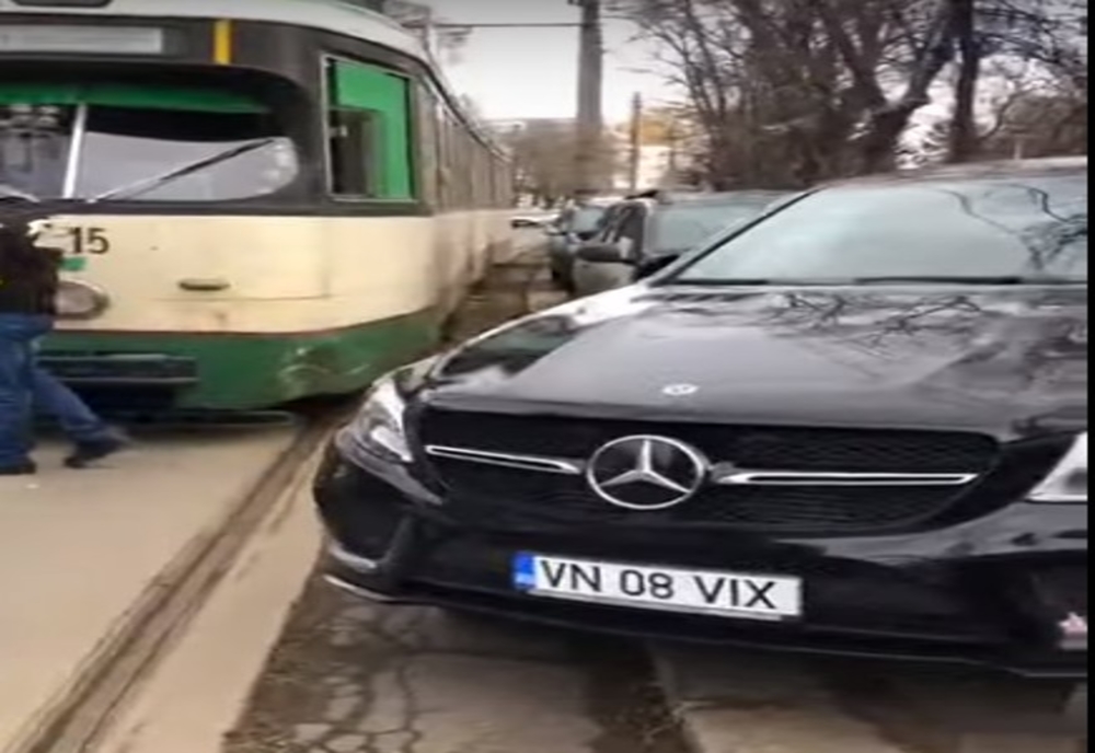 Un Mercedes de Vrancea a blocat circulația unui tramvai pe Bulevardul Independenței