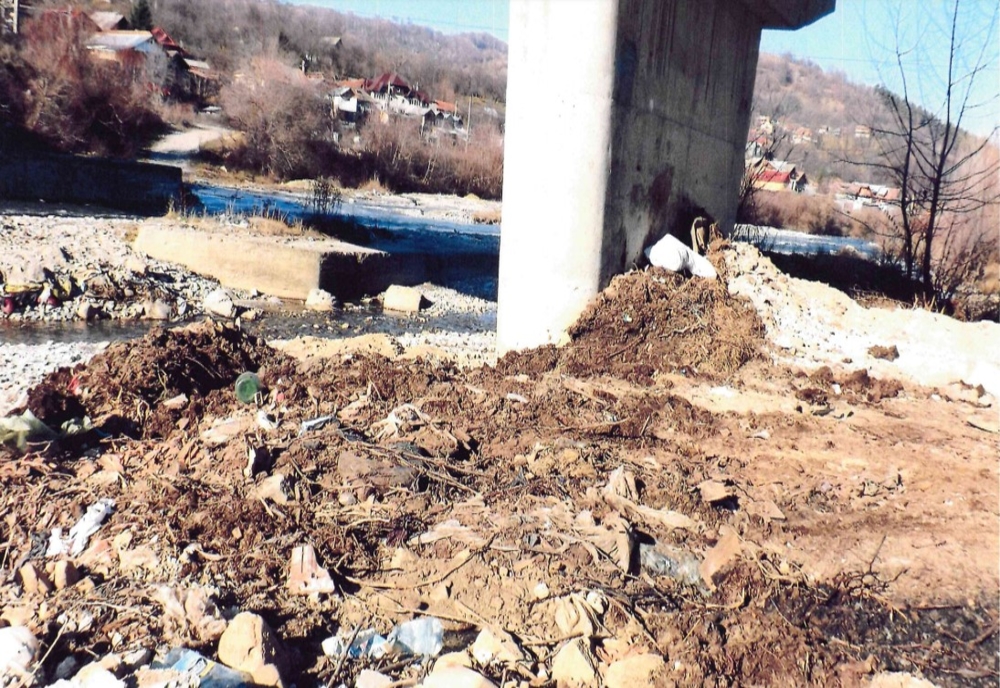 Foto| Poluare masivă pe râul Ialomița (județul Dâmbovița), cu deșeuri municipale