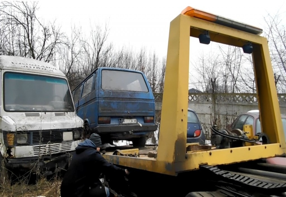 Ridicarea autovehiculelor abandonate continuă la Suceava VIDEO