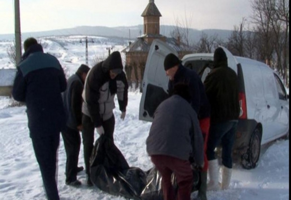 Văcarul din Farcașa, găsit mort și înghețat pe un drum forestier