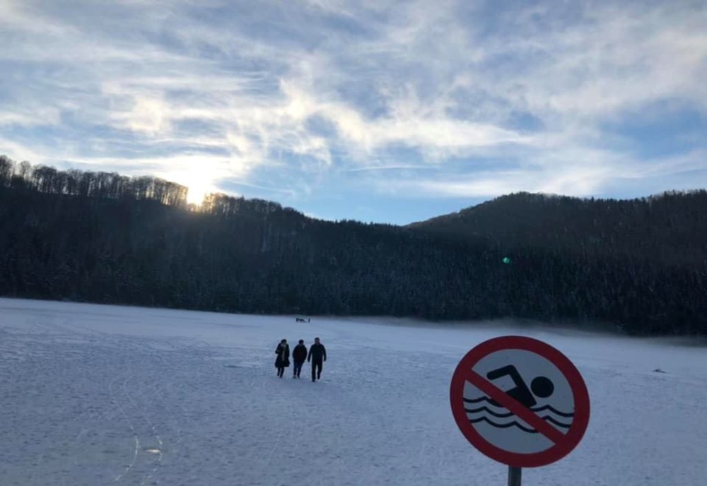 Singurul lac vulcanic din România – Sfânta Ana, în pericol din cauza peștilor