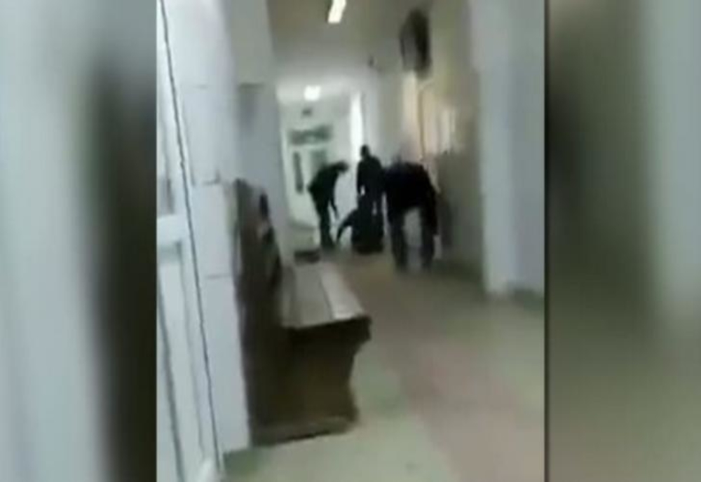 Revoltător! Bărbat târat pe hol și dat afară CU MĂTURA din spital