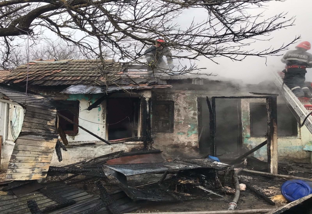 O bătrână a murit după ce jarul din sobă i-a incendiat casa