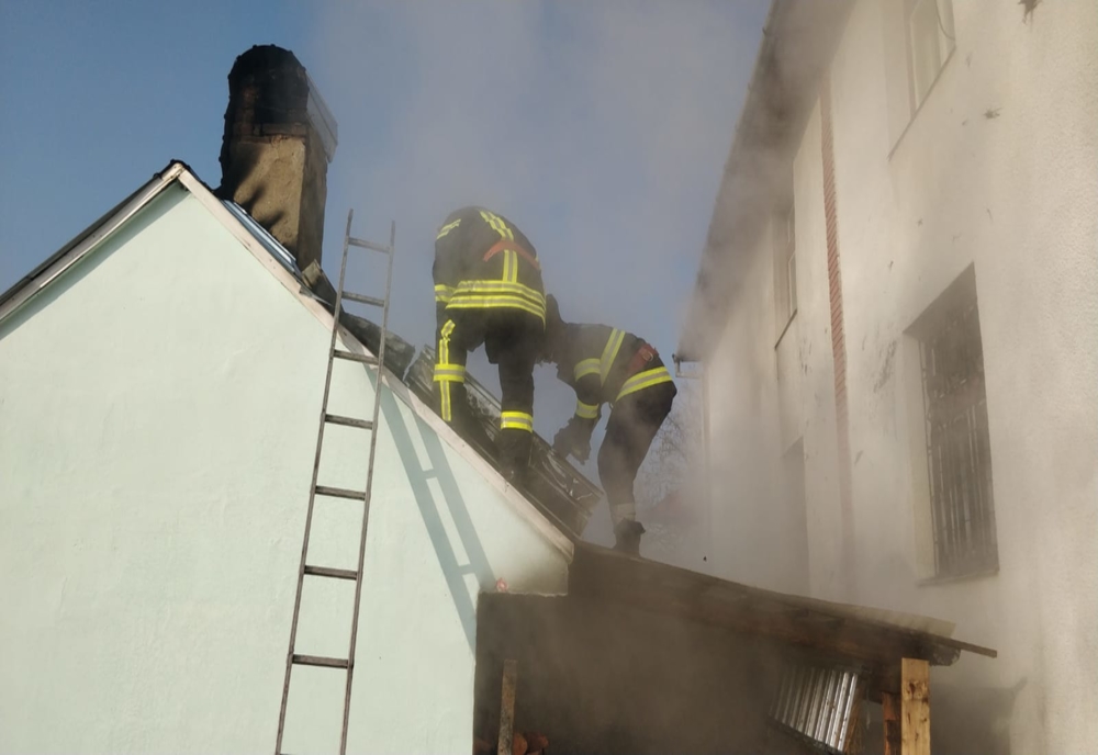 FOTO/VIDEO: Incendiu la anexa unei gospodării, în orașul Năsăud