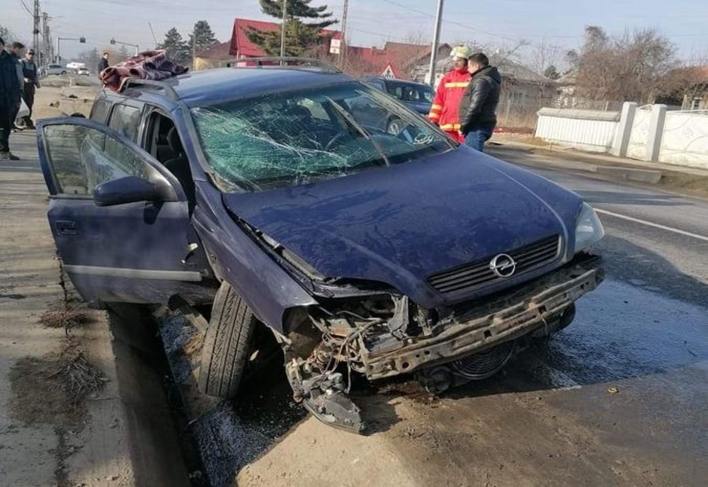 O șoferiță s-a întors către fetița ei aflată pe bancheta din spate și s-a răsturnat cu mașina FOTO