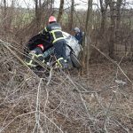 FOTO| Un șofer a intrat cu mașina în copac. Două persoane rănite