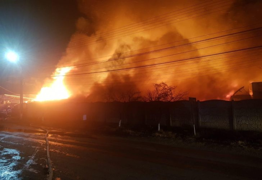 FOTO/ VIDEO Incendiu puternic la o fabrică de saltele de la Urlaţi! 50 de persoane evacuate