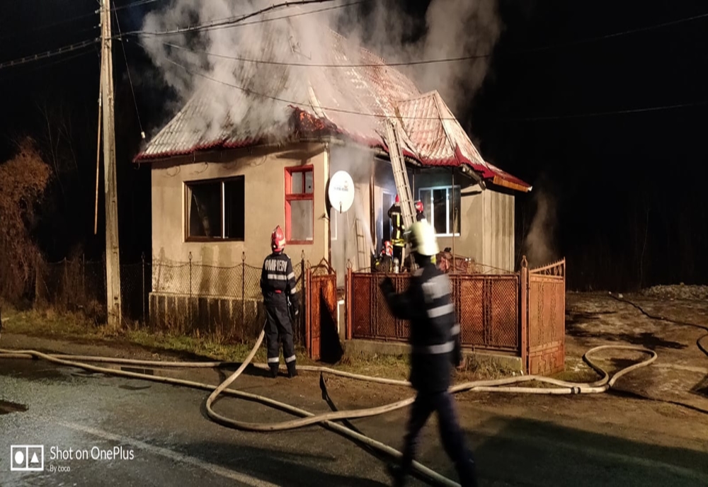 FOTO/VIDEO: Un incendiu puternic a mistuit acoperișul unei case din Bistrița-Năsăud