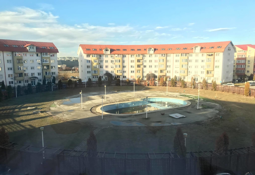 „Cartierul cu piscină” din Slatina rămâne fără zona de agrement. O parcare, în loc